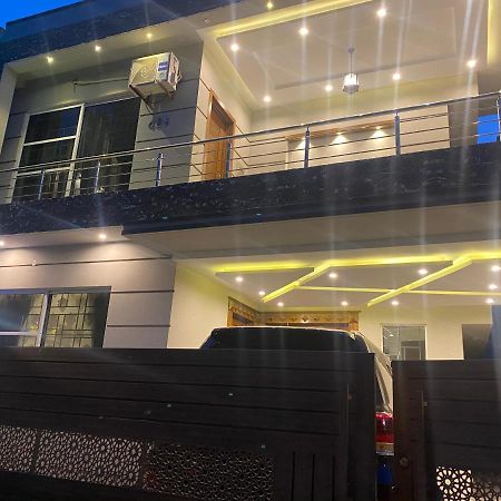 Luxury Guest House In Bahria Town 라왈핀디 외부 사진