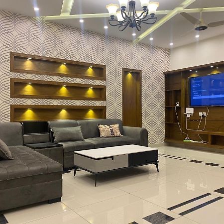 Luxury Guest House In Bahria Town 라왈핀디 외부 사진