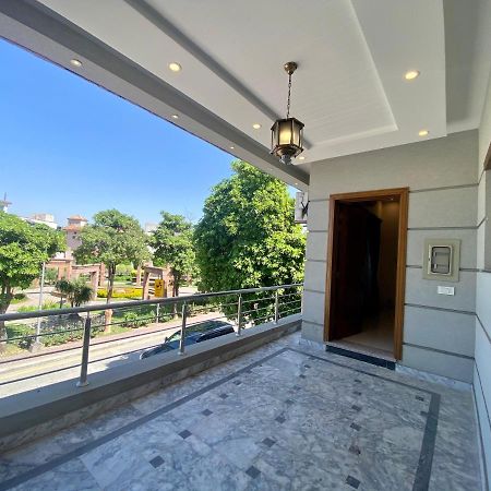 Luxury Guest House In Bahria Town 라왈핀디 외부 사진