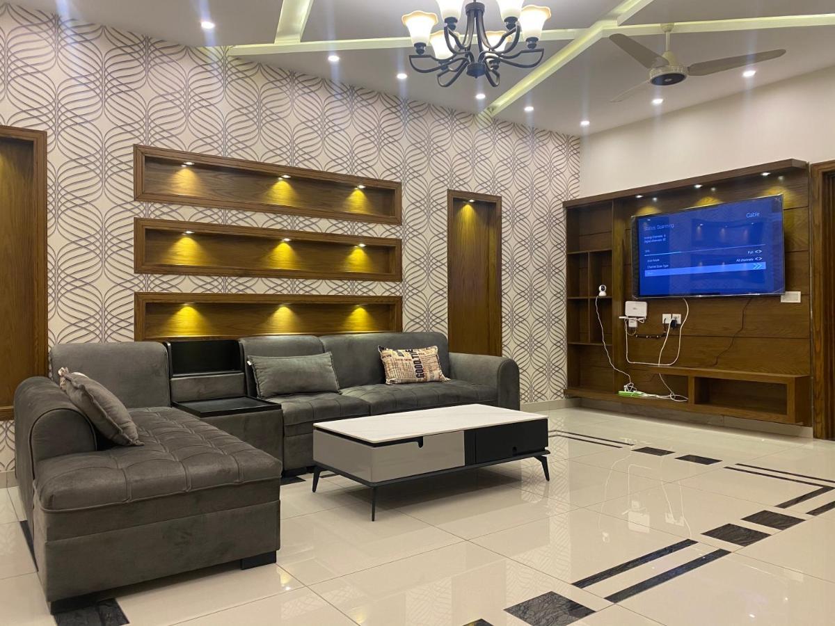 Luxury Guest House In Bahria Town 라왈핀디 외부 사진